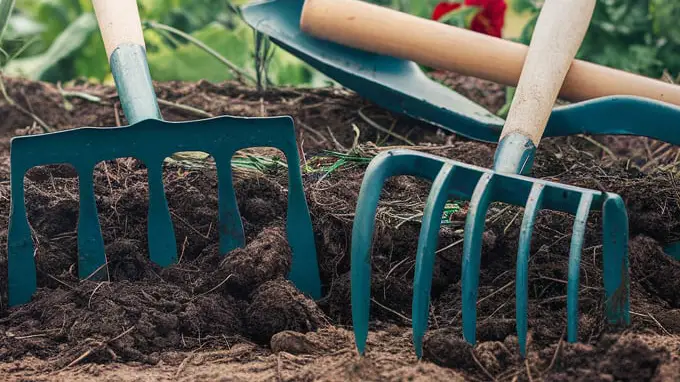 Bien Choisir et utiliser ses outils de jardinage pour un sol fertile et durable